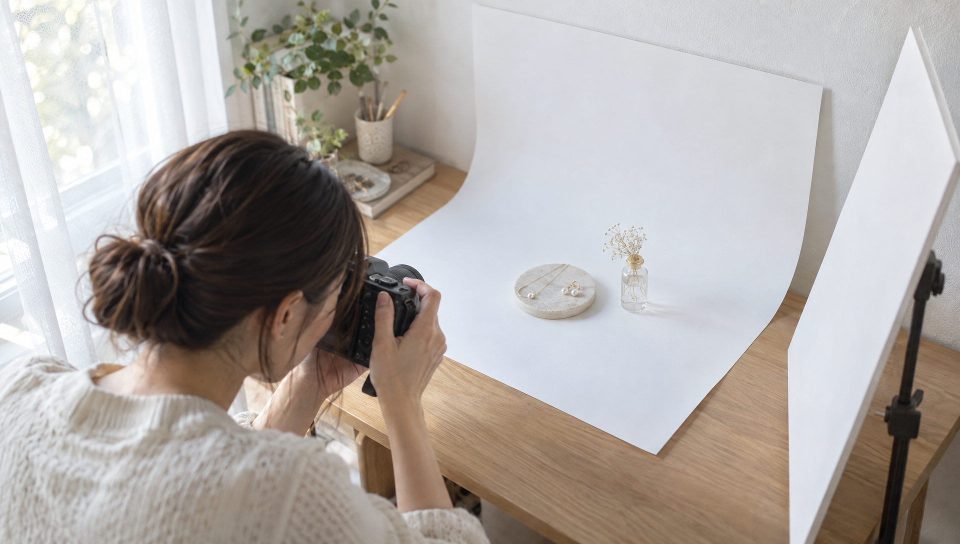 白い色画用紙とスチレンボードで作った白背景に小物を置いた物撮りセッティング